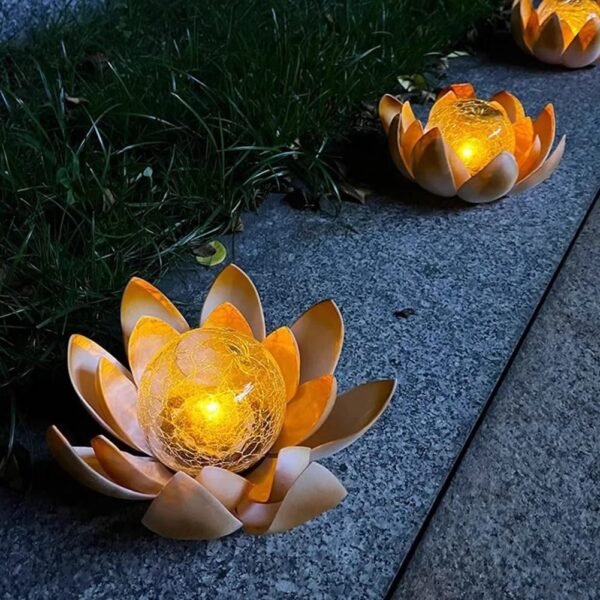 Fleur de lotus avec boule en verre craquelé solaire