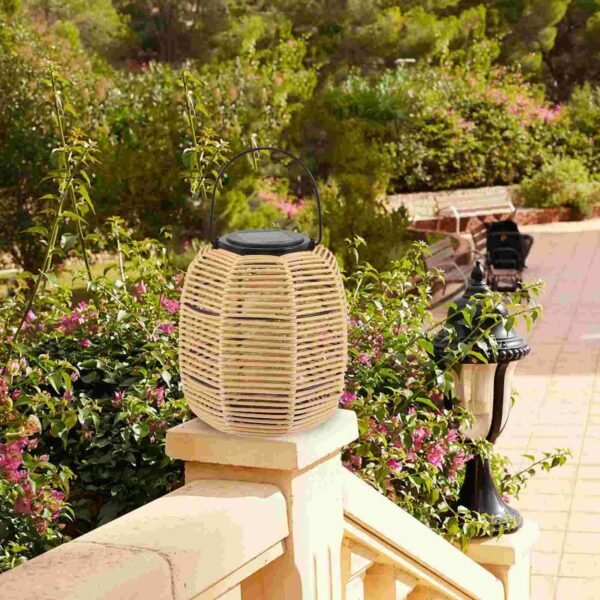 Lanterne solaire d'extérieur tissée en rotin