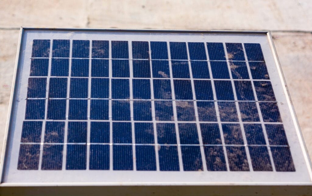 Comment nettoyer le capteur des lampes solaires ? 1 Capteur solaire encrasse