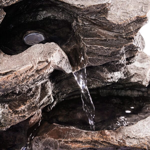 Fontaine solaire cascade rocher