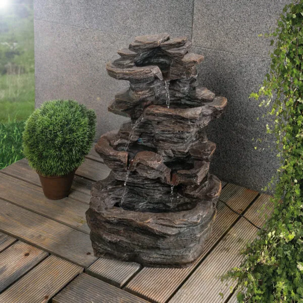 Fontaine solaire cascade rocher