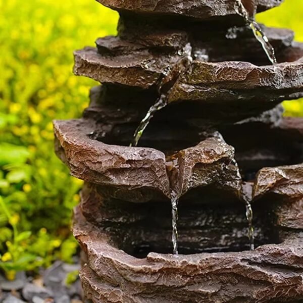 Fontaine solaire cascade rocher