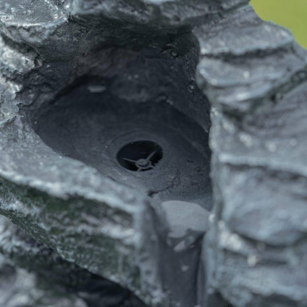 Fontaine solaire cascade rocher