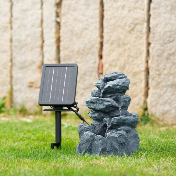 Fontaine solaire cascade rocher