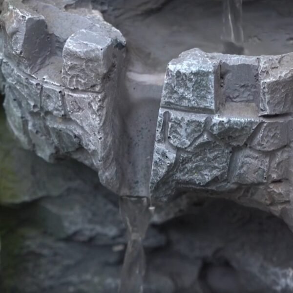 Fontaine solaire médiévale château et dragon